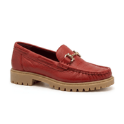 Mocassim de couro vermelho Rio de Luz com sola tratorada e detalhe dourado, em fundo branco